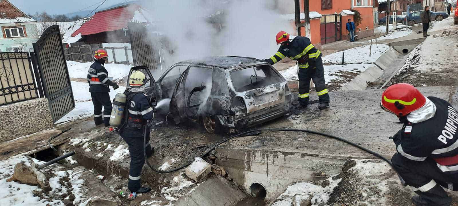 o mașină s-a făcut scrum la brădeni în urma unui incendiu