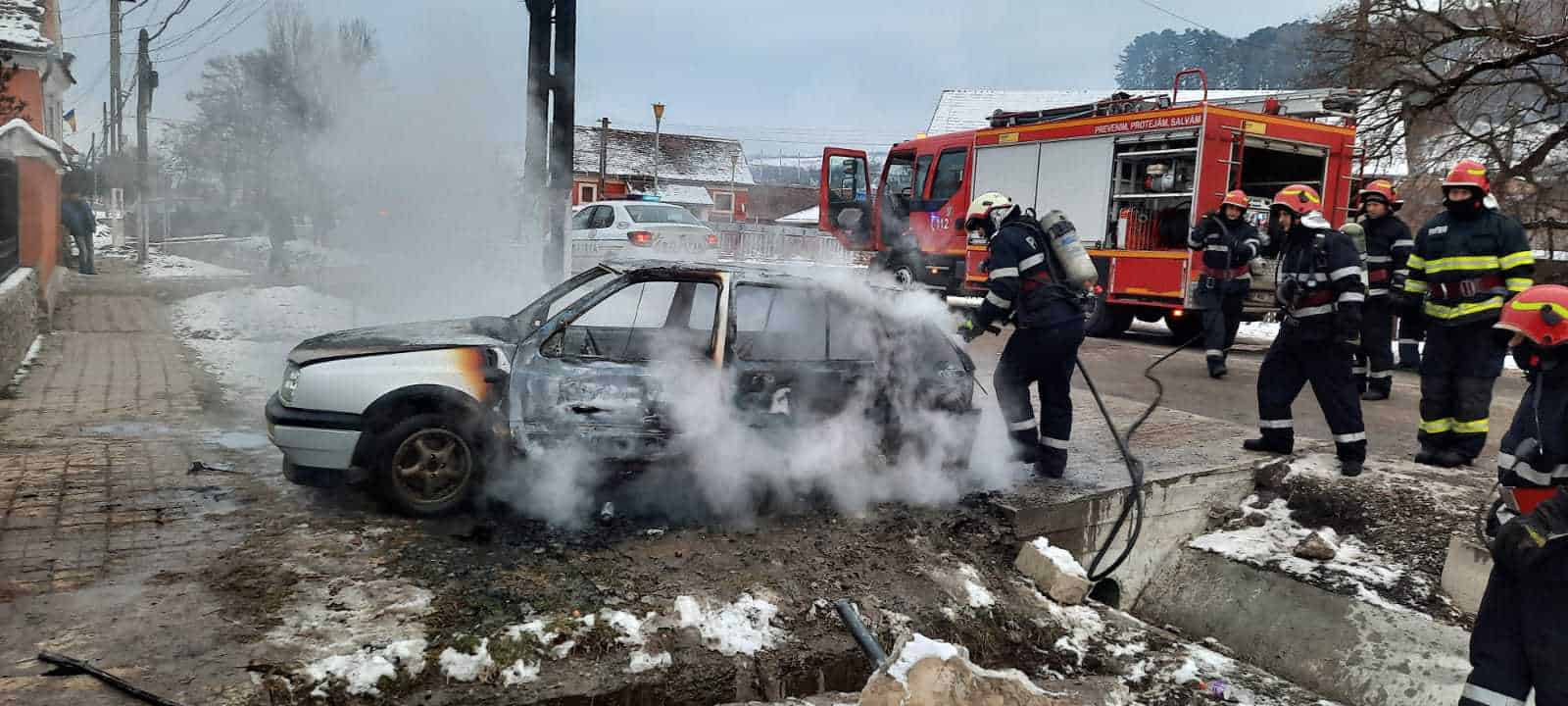 o mașină s-a făcut scrum la brădeni în urma unui incendiu