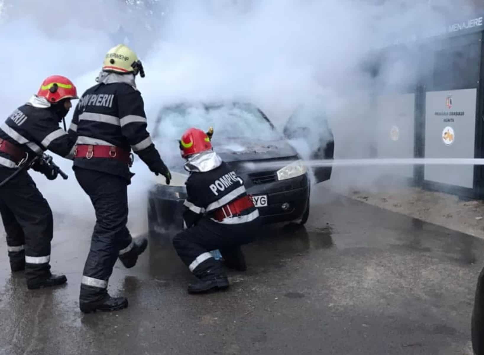 mașină în flăcări în agnita - au intervenit pompierii