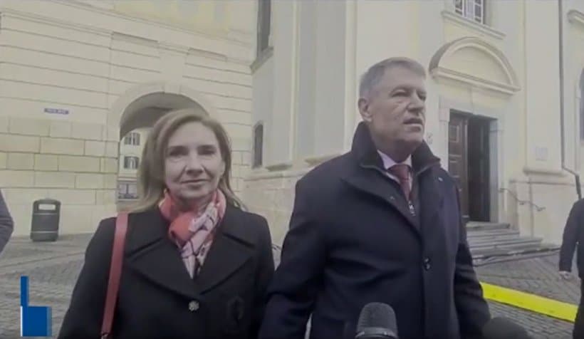 Iohannis prezent la Sibiu - A mers la slujba de Crăciun împreună cu soția