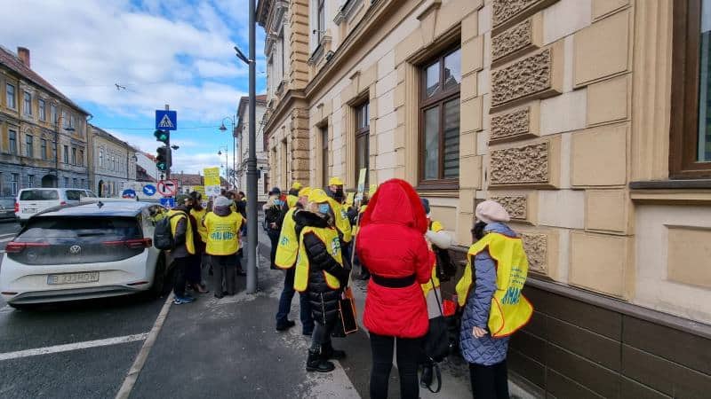 foto video protest în fața prefecturii din sibiu - dascălii spun că ”ne-am săturat să fim umiliți!”