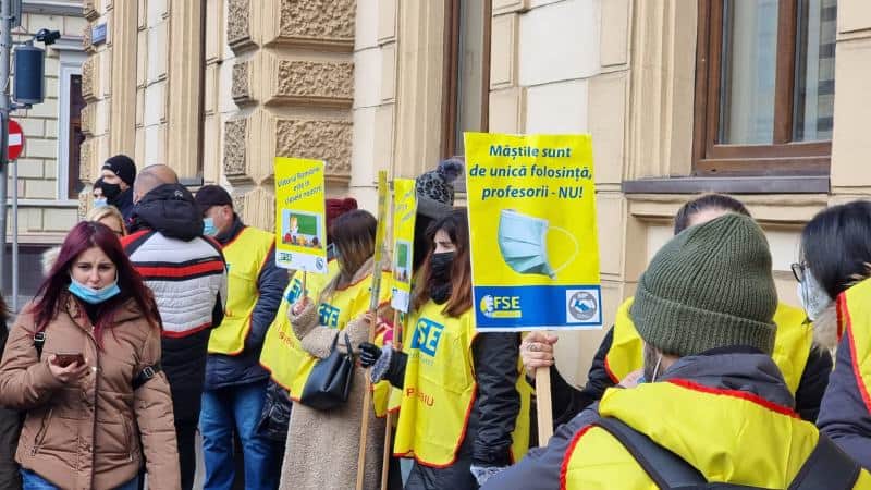 foto video protest în fața prefecturii din sibiu - dascălii spun că ”ne-am săturat să fim umiliți!”