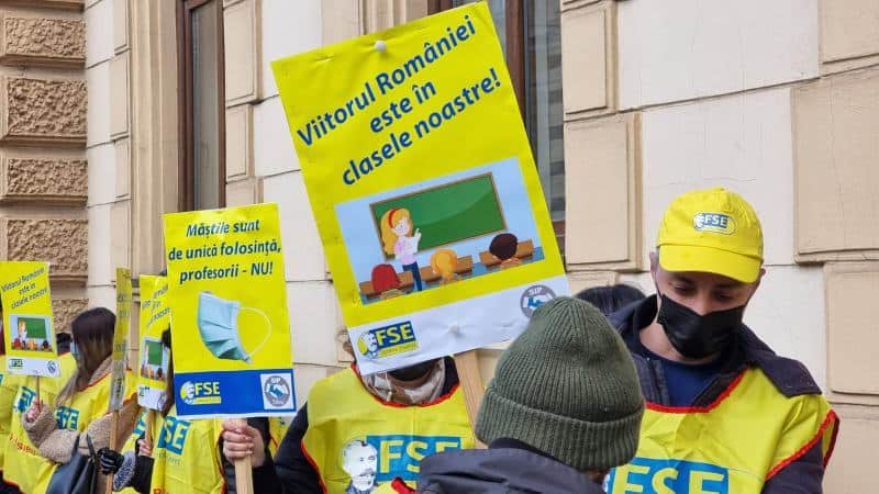 foto video protest în fața prefecturii din sibiu - dascălii spun că ”ne-am săturat să fim umiliți!”