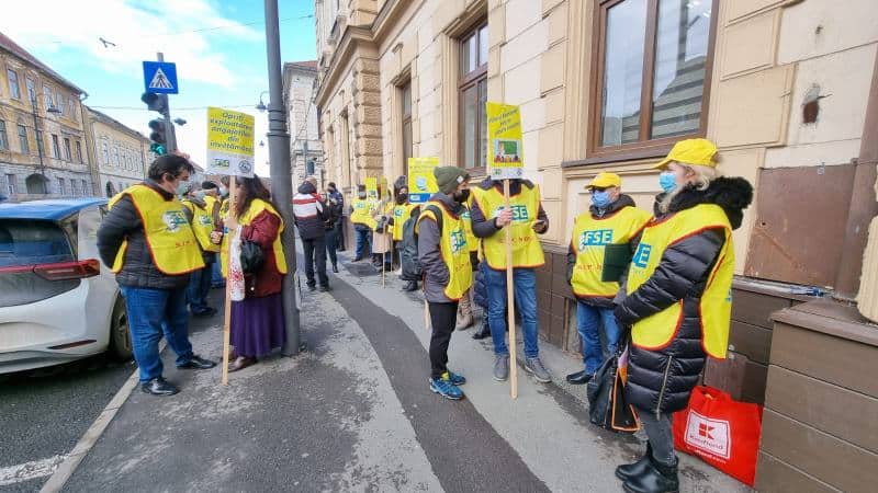 foto video protest în fața prefecturii din sibiu - dascălii spun că ”ne-am săturat să fim umiliți!”