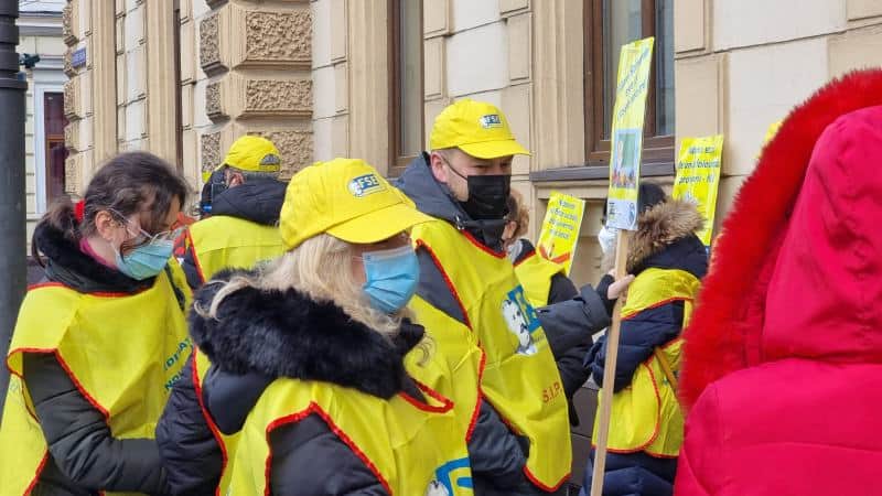 foto video protest în fața prefecturii din sibiu - dascălii spun că ”ne-am săturat să fim umiliți!”