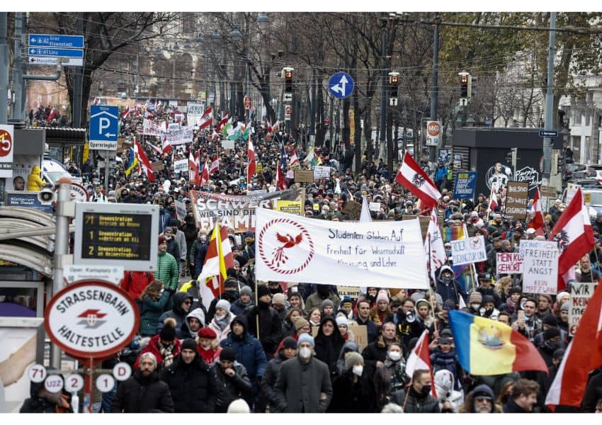 VIDEO Protest în Austria împotriva vaccinării obligatorii. 40.000 de oameni au ieșit în stradă