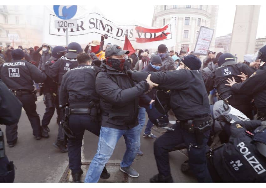 VIDEO Protest în Austria împotriva vaccinării obligatorii. 40.000 de oameni au ieșit în stradă