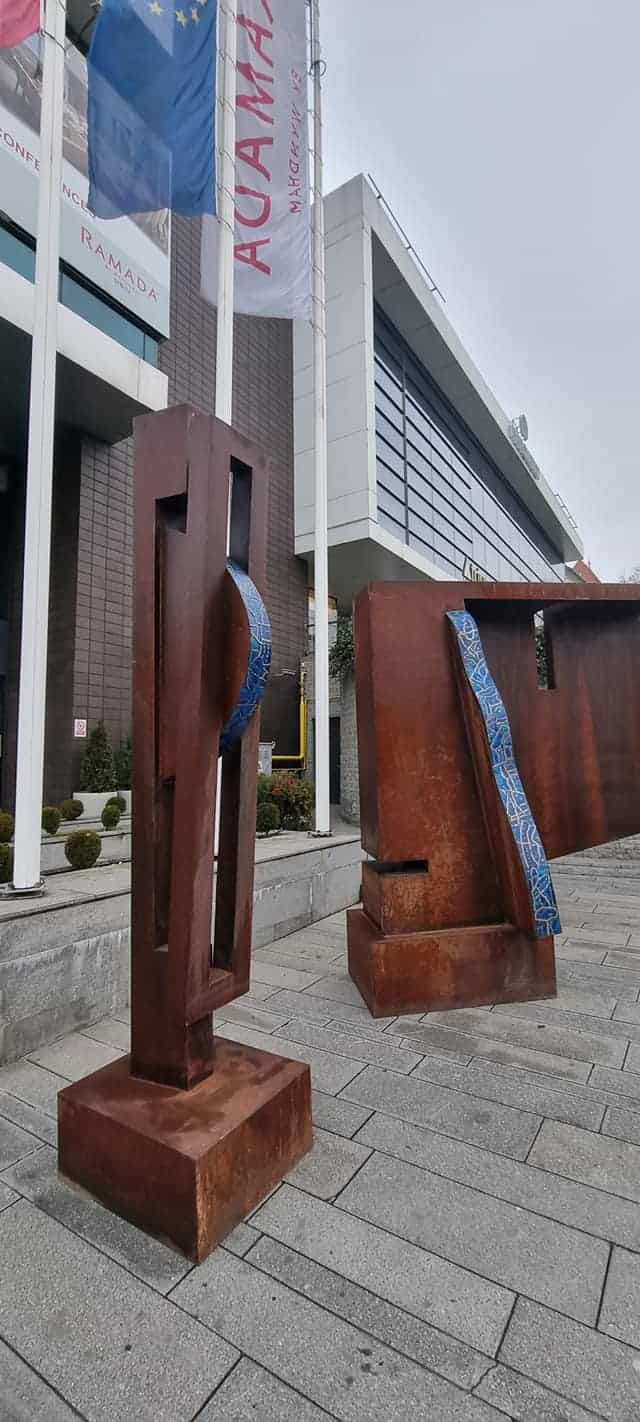 Primele sculpturi contemporane de for public după 1989 au fost la Hotel Ramada din Sibiu