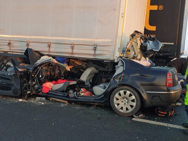 foto trei oameni au murit într-un cumplit accident pe a1 - maşina lor a intrat sub un tir