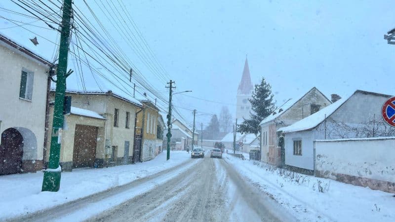 video foto cisnădia sub zăpadă - drumul către cisnădioara aproape impracticabil