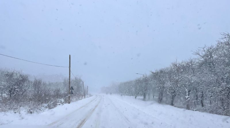 video foto cisnădia sub zăpadă - drumul către cisnădioara aproape impracticabil