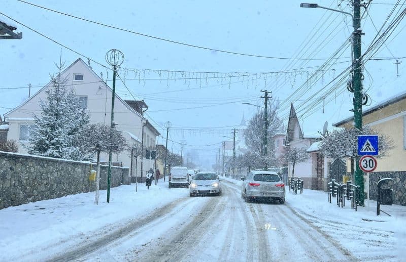 video foto cisnădia sub zăpadă - drumul către cisnădioara aproape impracticabil