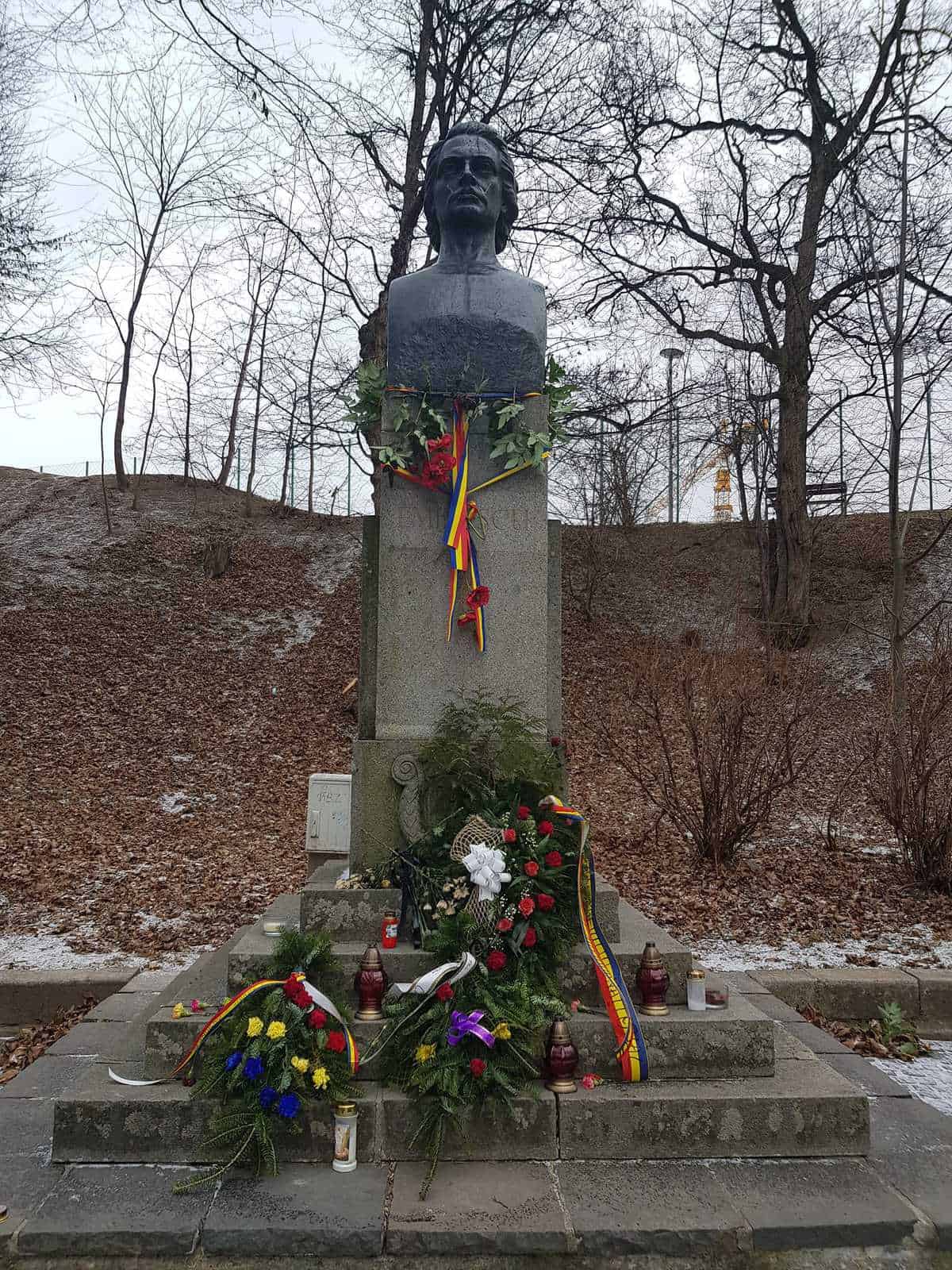 FOTO - Mihai Eminescu uitat de autorități la Sibiu - Nici măcar o floare la statuia din ”Sub Arini”