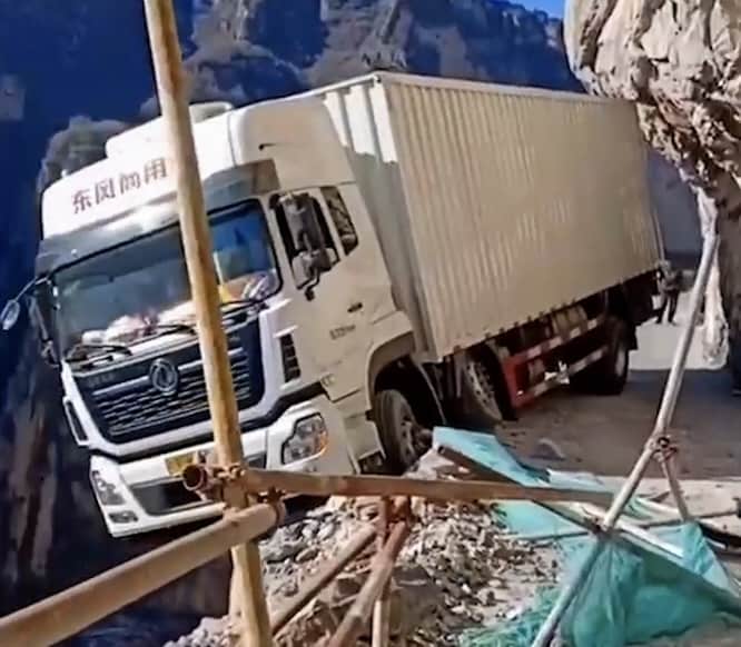 FOTO - Camion suspendat peste o prăpastie. GPS-ul l-a ghidat greșit