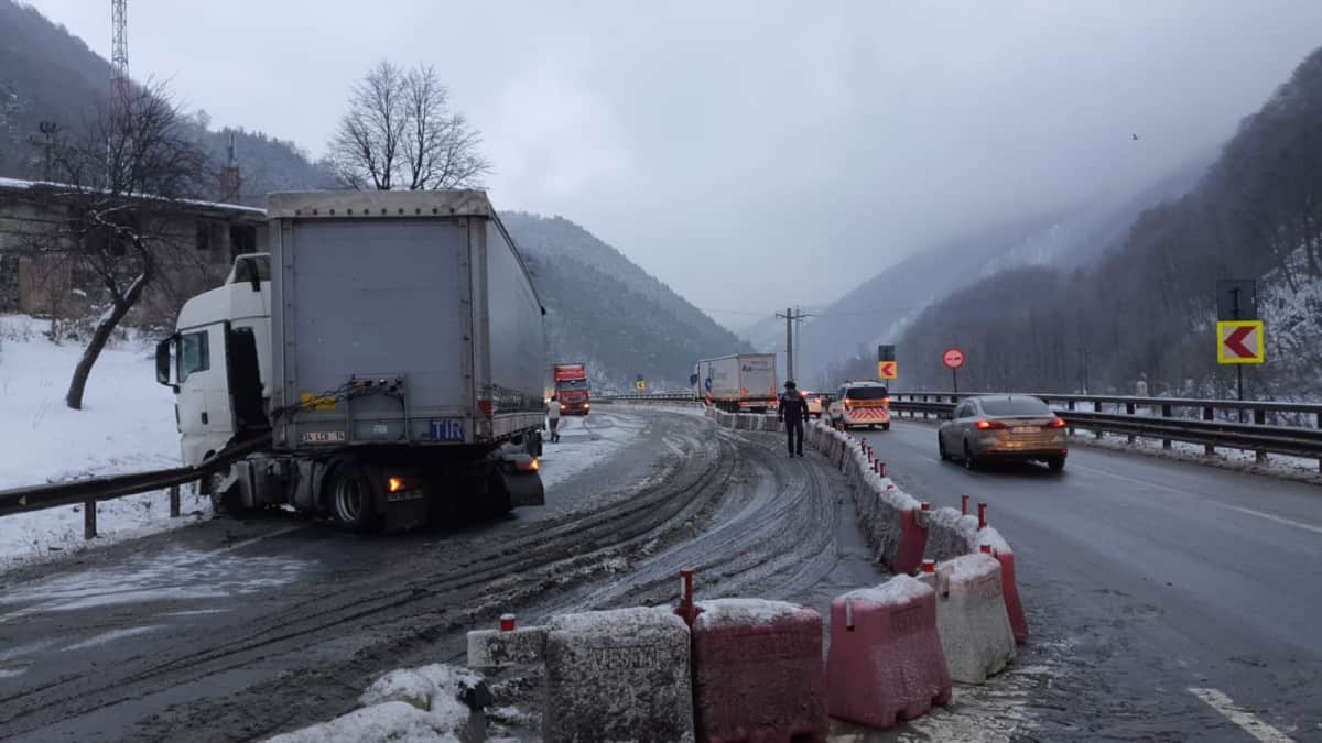 Un TIR blochează drumul între Sibiu și Vâlcea