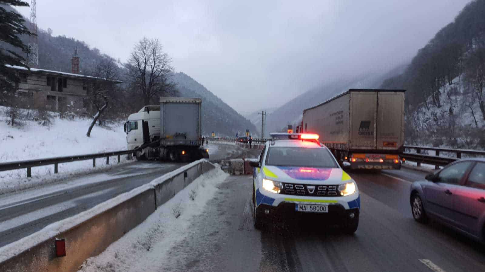 Un TIR blochează drumul între Sibiu și Vâlcea