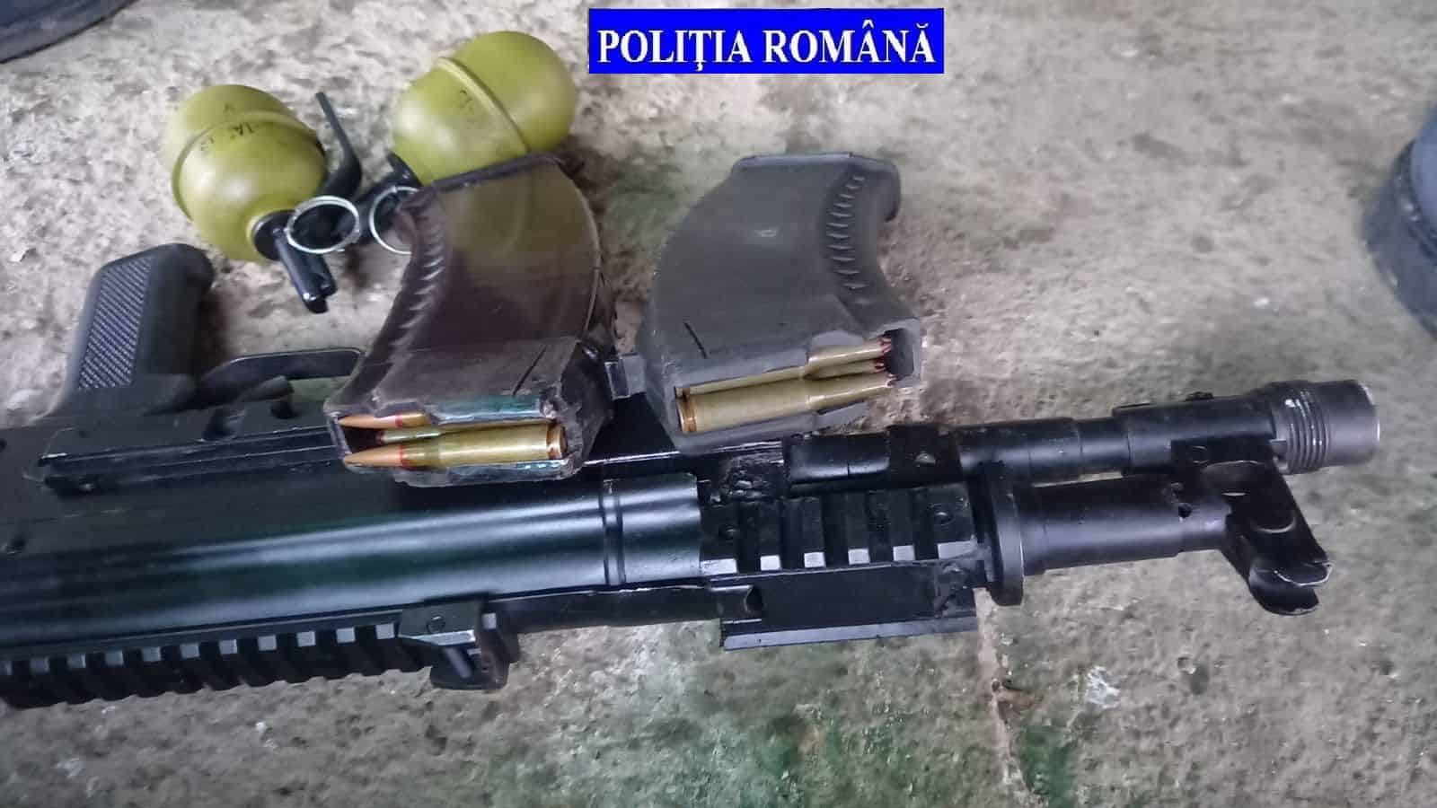 foto arsenal de arme găsit în locuința unui bărbat din valea jiului