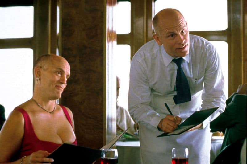 actorul john malkovich, dat afară dintr-un hotel luxos