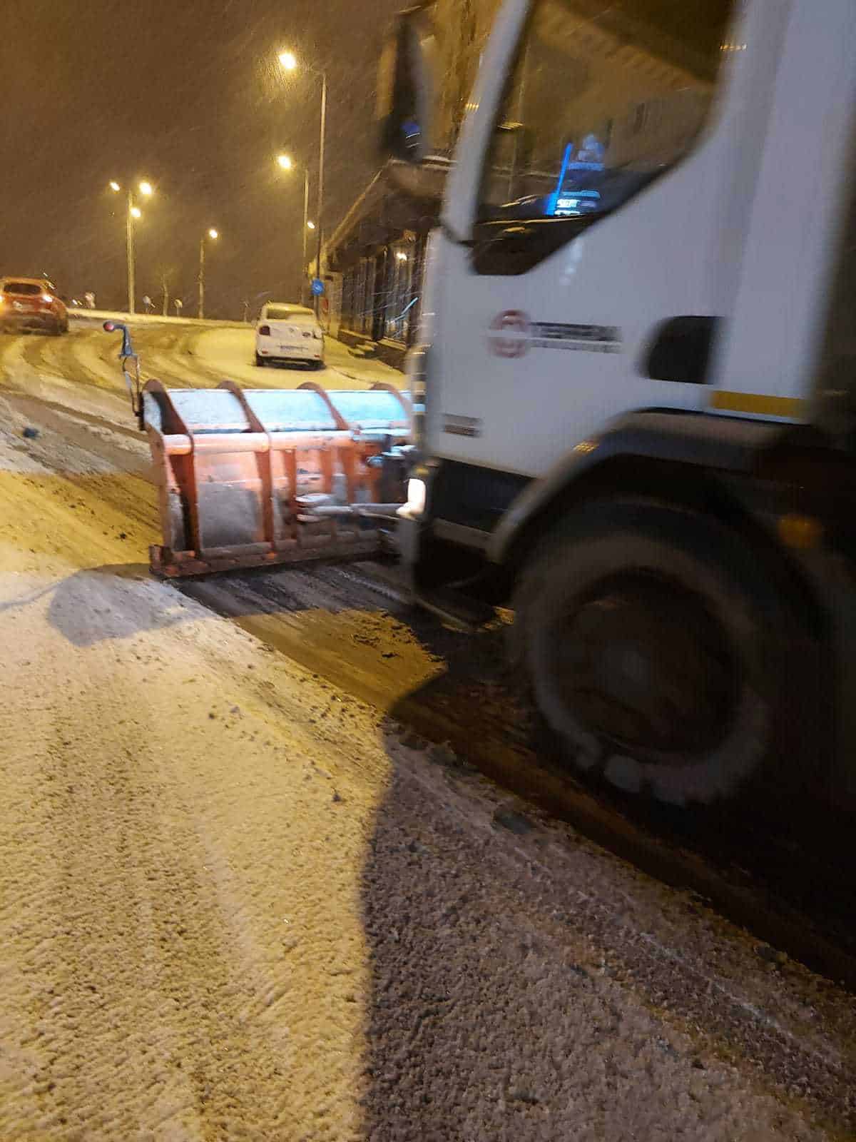 FOTO: Deszăpezirea la Sibiu - Primăria spune că se intervine cu zece utilaje în teren