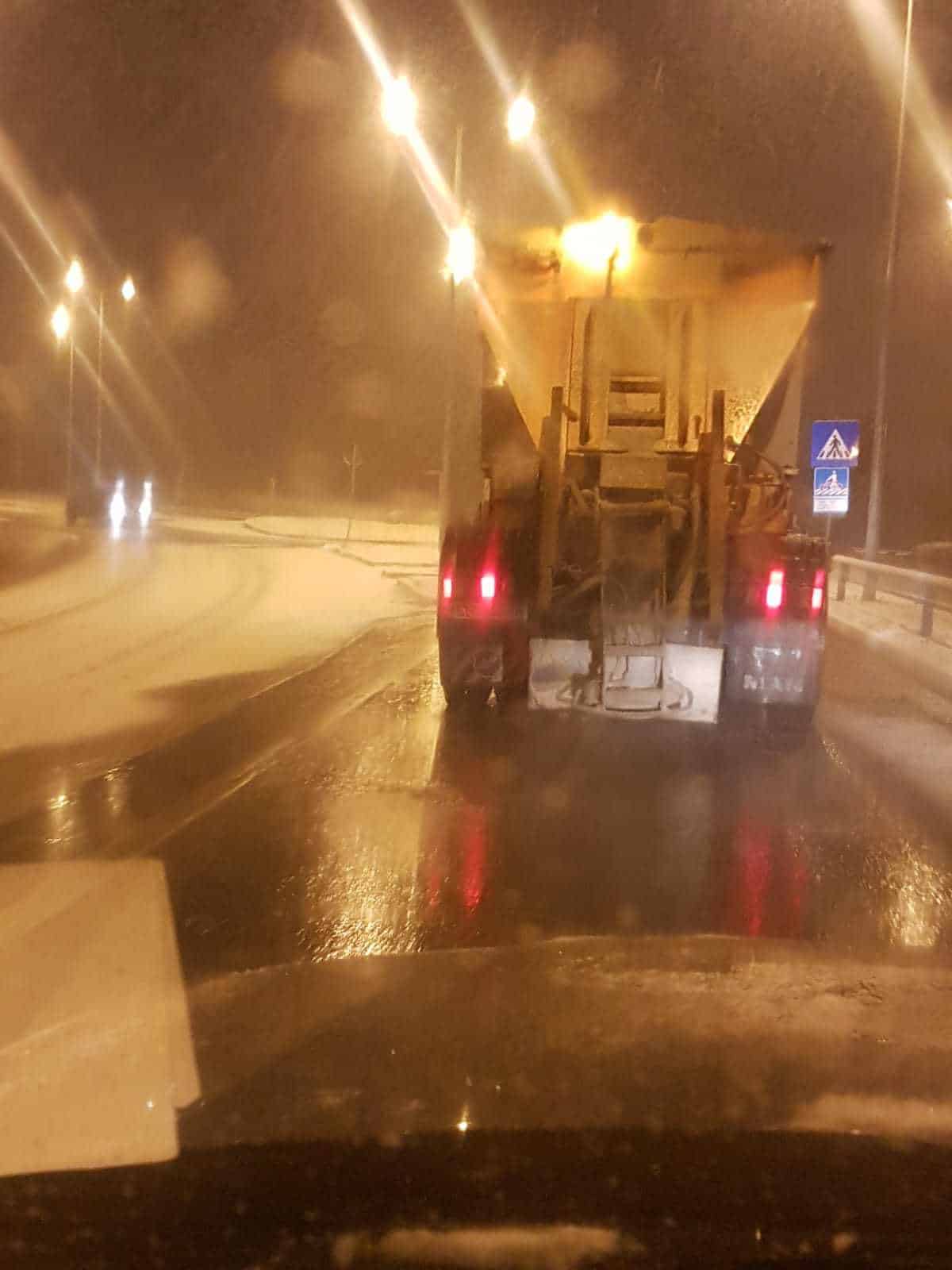 FOTO: Deszăpezirea la Sibiu - Primăria spune că se intervine cu zece utilaje în teren