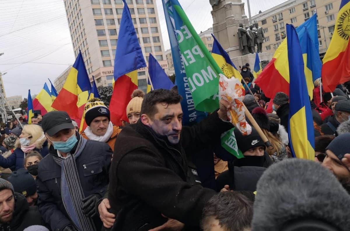 FOTO VIDEO George Simion, atacat cu cerneală în timpul unei manifestaţii