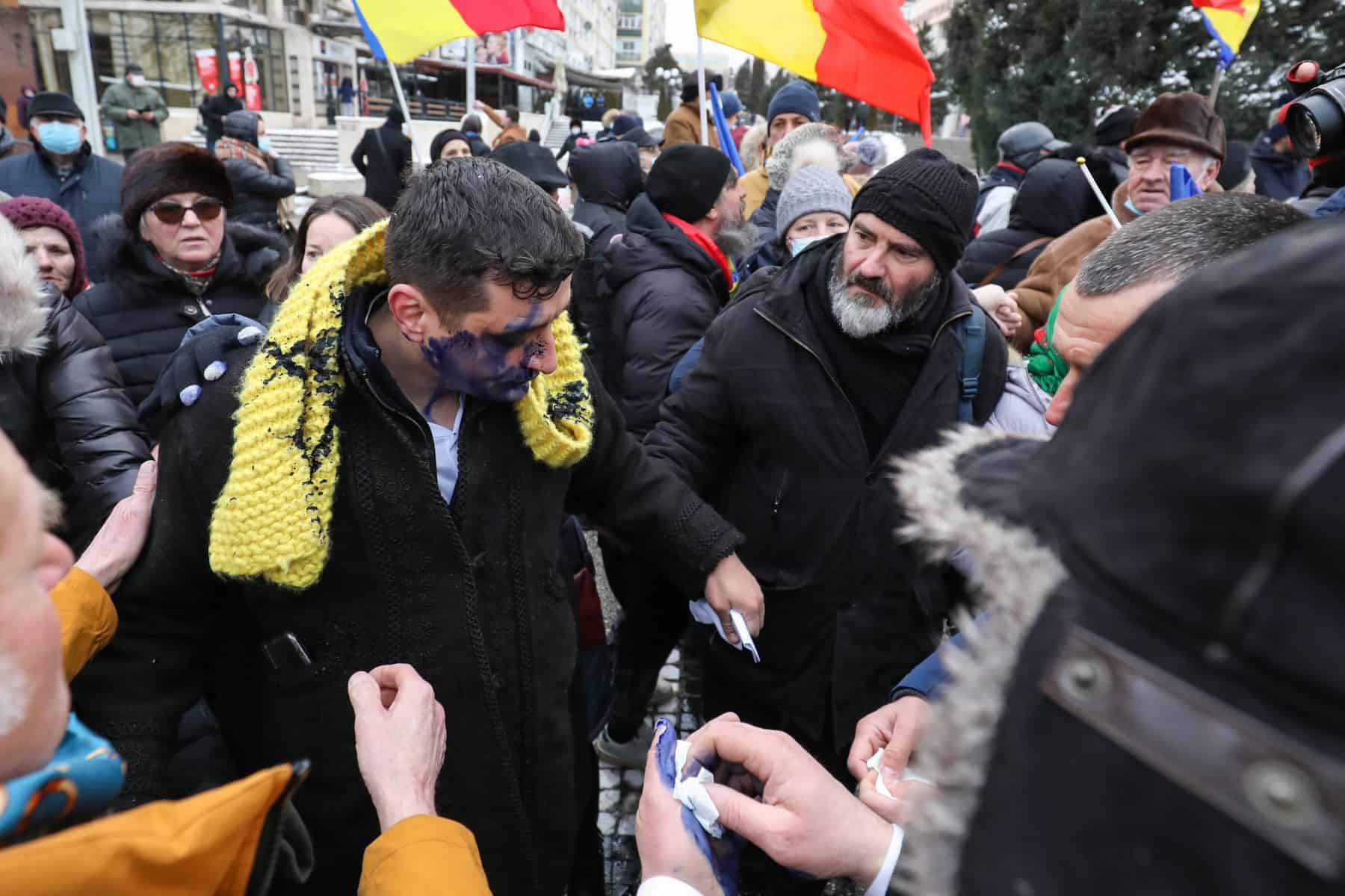 FOTO VIDEO George Simion, atacat cu cerneală în timpul unei manifestaţii