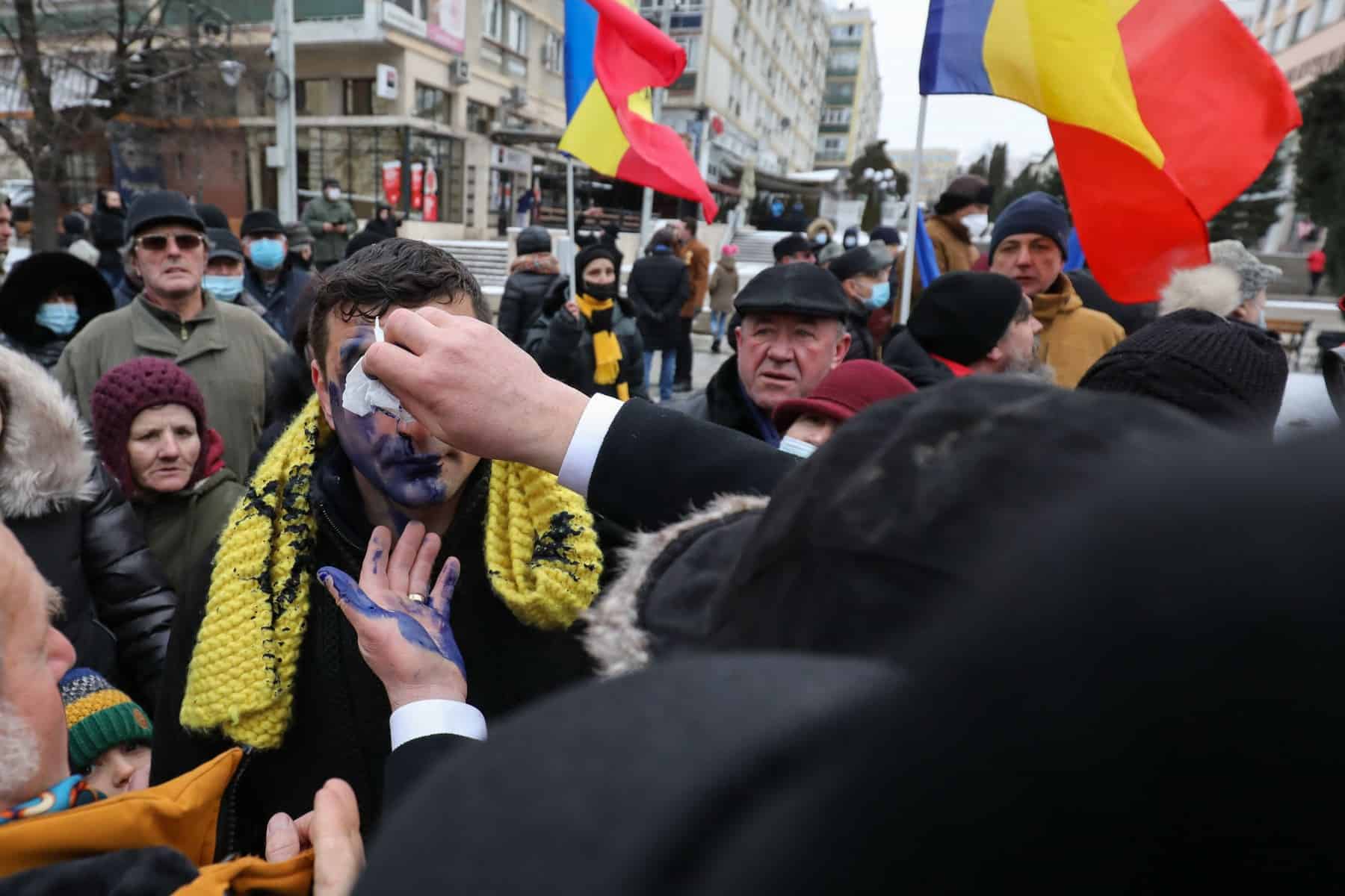 FOTO VIDEO George Simion, atacat cu cerneală în timpul unei manifestaţii