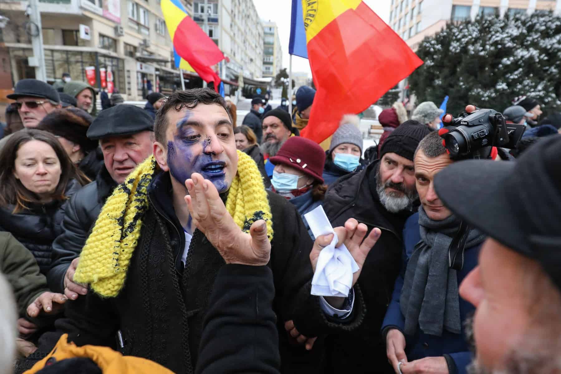 FOTO VIDEO George Simion, atacat cu cerneală în timpul unei manifestaţii