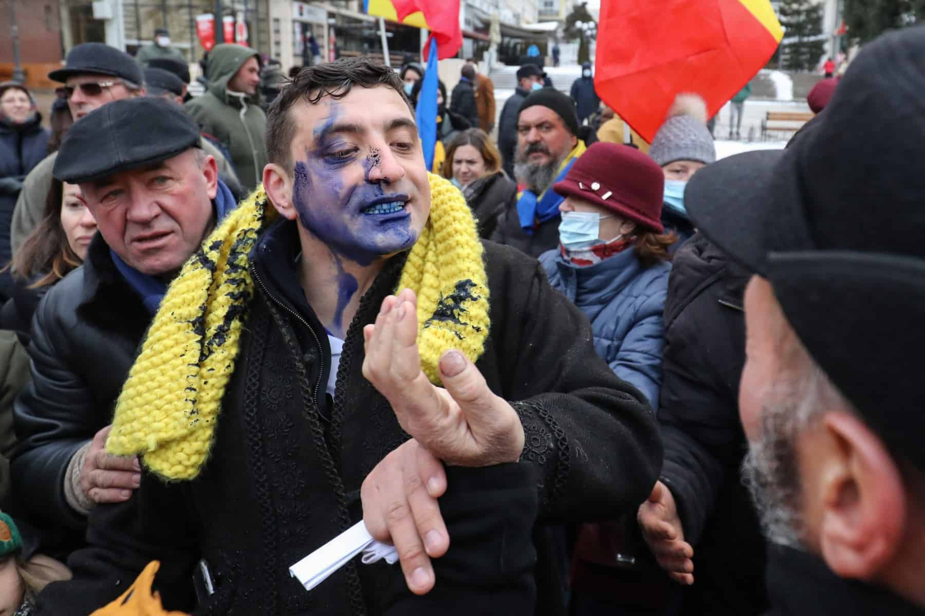 FOTO VIDEO George Simion, atacat cu cerneală în timpul unei manifestaţii