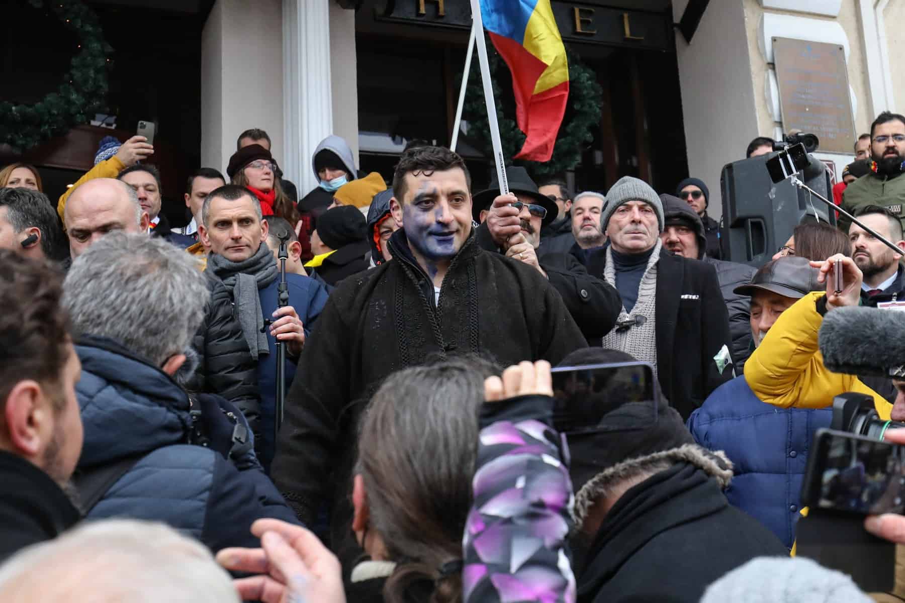 FOTO VIDEO George Simion, atacat cu cerneală în timpul unei manifestaţii