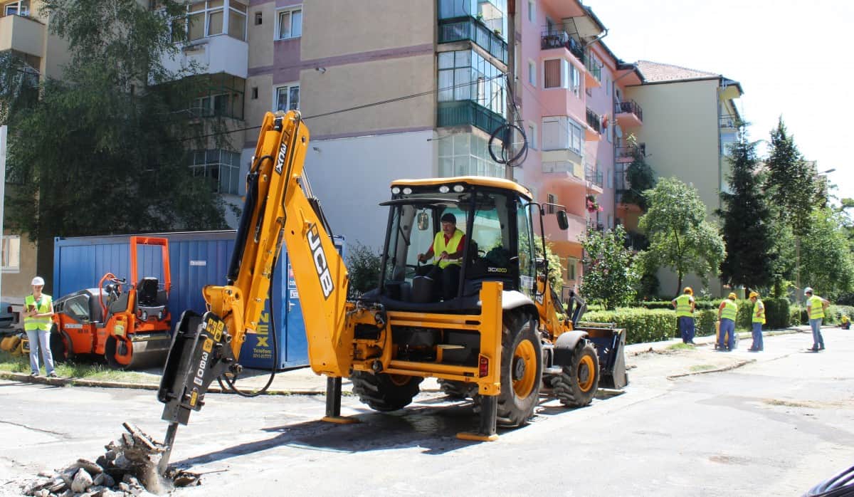 apă canal angajează un instalator și un inginer