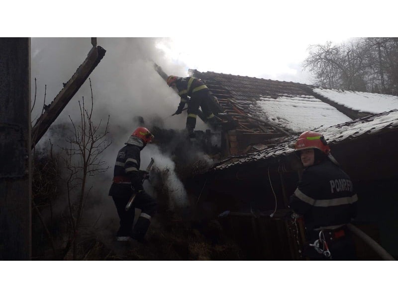 incendiu în localitatea bradu - au fost mobilizate trei autospeciale de stingere și un echipaj smurd