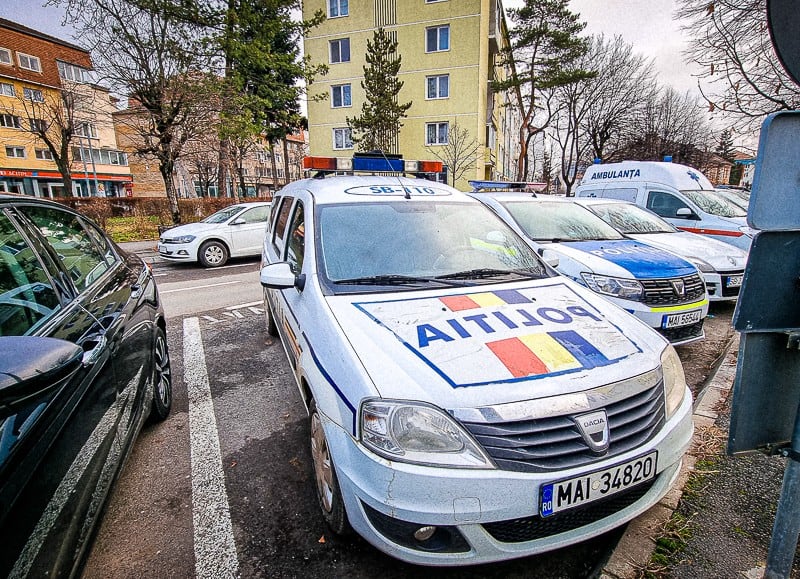 foto: mașini de poliție fără rca, parcate în fața ipj sibiu - autospecialele sunt stricate