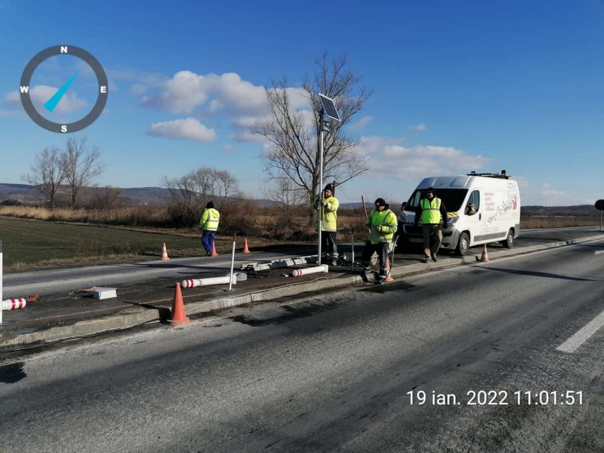 video - intersecții și ”insule” semnalizate mai bine pe drumurile naționale din sibiu - se montează stâlpi iluminați