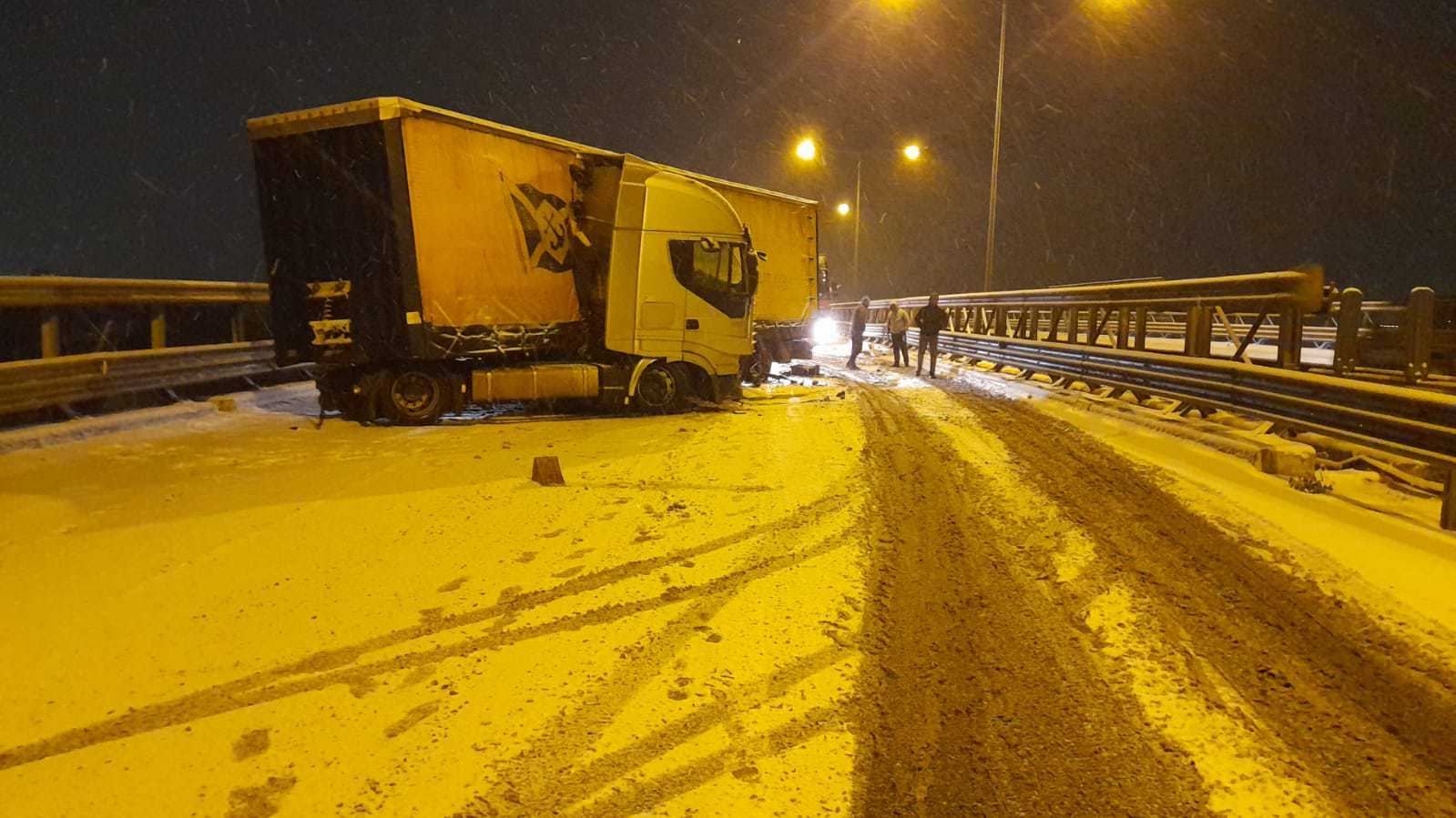 foto inconștiența unui șofer de tir pe a1 la sibiu - pe ninsoare cu cauciucuri de vară și foarte uzate