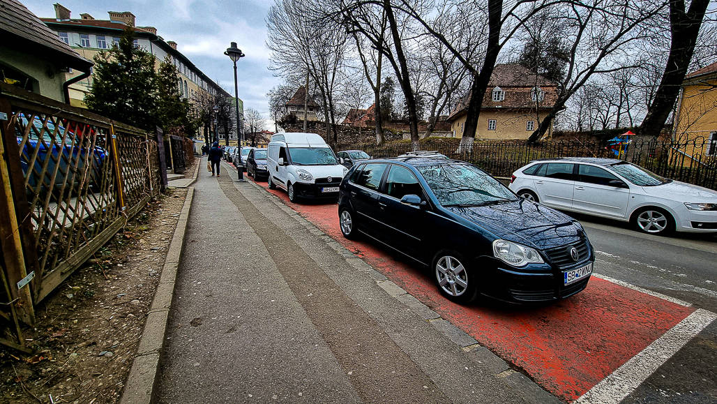 video: sfidător - părinții parchează mașinile pe culoarele speciale de la școli de față cu poliția locală