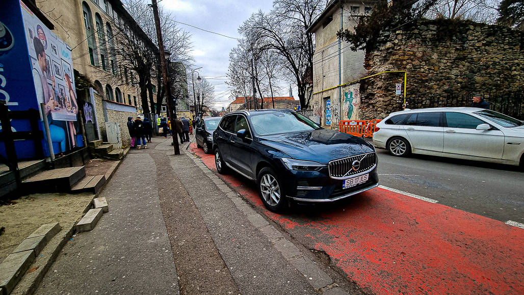 video: sfidător - părinții parchează mașinile pe culoarele speciale de la școli de față cu poliția locală