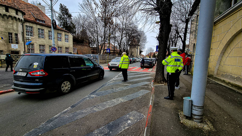 video: sfidător - părinții parchează mașinile pe culoarele speciale de la școli de față cu poliția locală