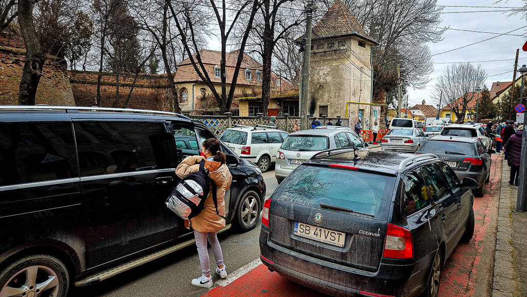 video: sfidător - părinții parchează mașinile pe culoarele speciale de la școli de față cu poliția locală