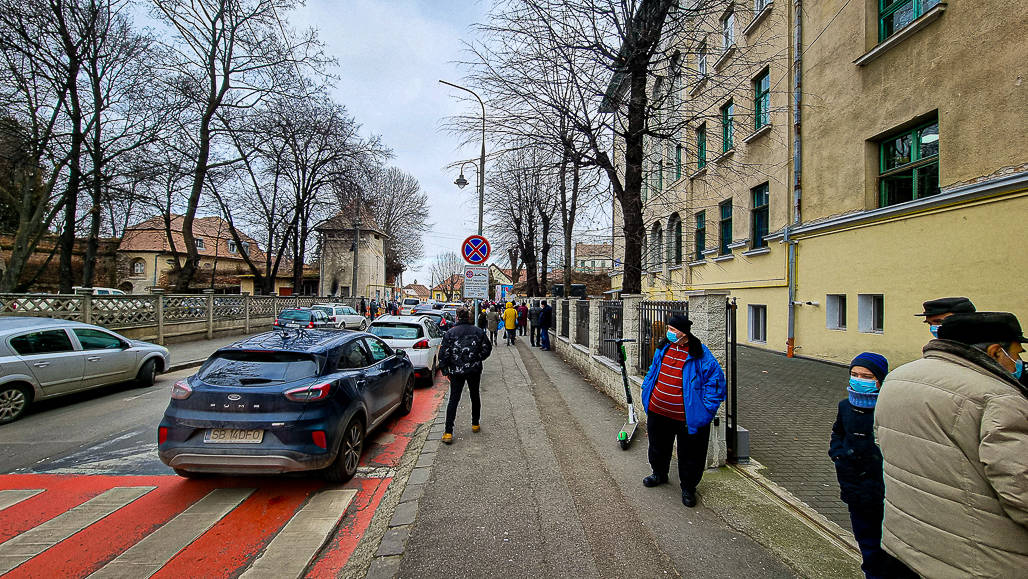 video: sfidător - părinții parchează mașinile pe culoarele speciale de la școli de față cu poliția locală