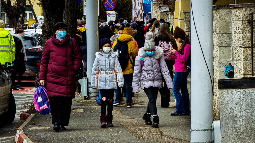 aproape 6.000 de elevi din sibiu vor primi burse - cele mai multe, de merit 