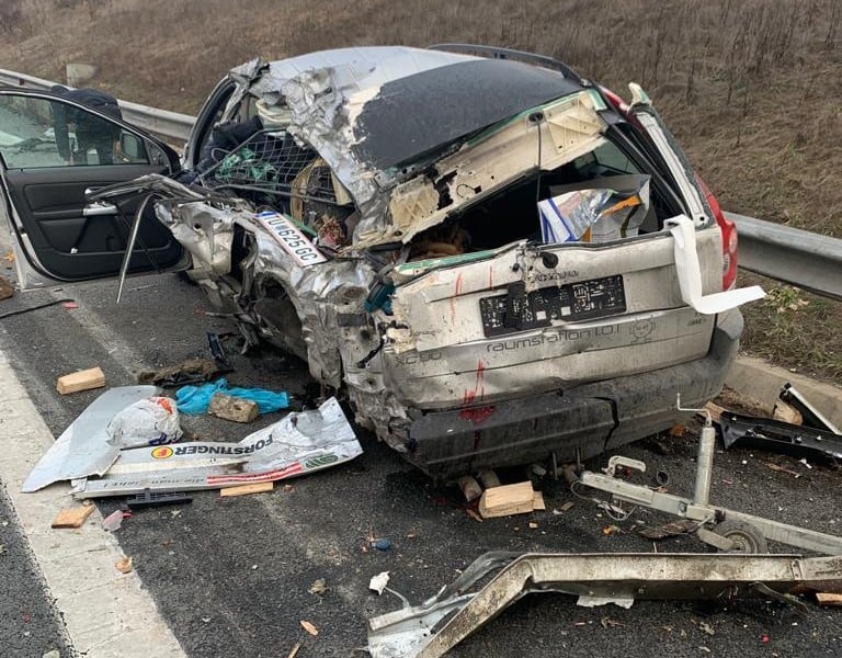 foto - mașină izbită de un tir pe a1 - autovehiculul staționa pentru că unui pasager i s-a făcut rău