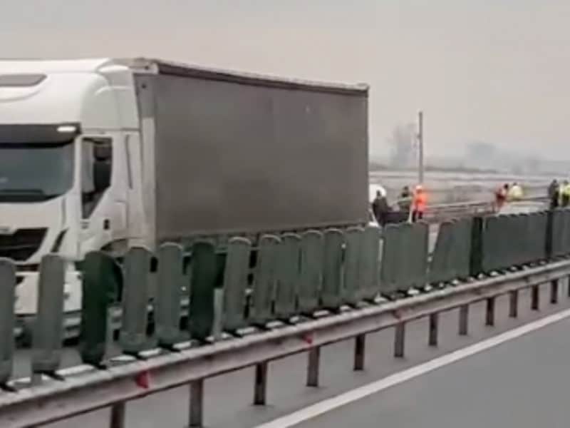 video: accident pe autostrada sibiu - nădlac. mașină oprită pe banda de urgență, lovită de o camionetă