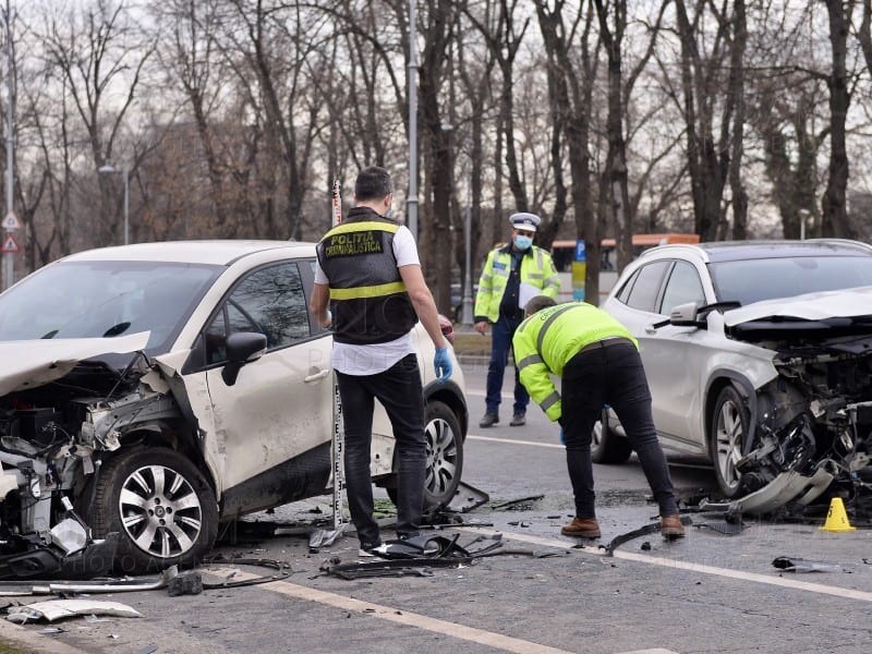 accident pe strada rahovei - un tânăr de 31 de ani a ajuns la spital