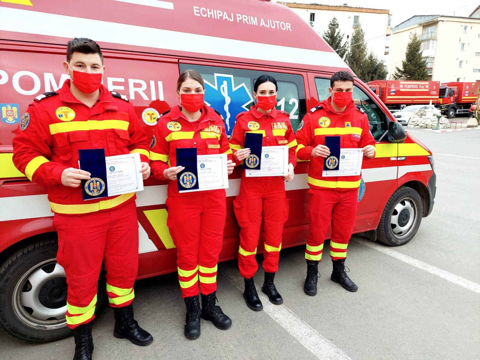 cinste lor - trei paramedici și un voluntar smurd au salvat viața unui sibian inconștient căzut pe stradă