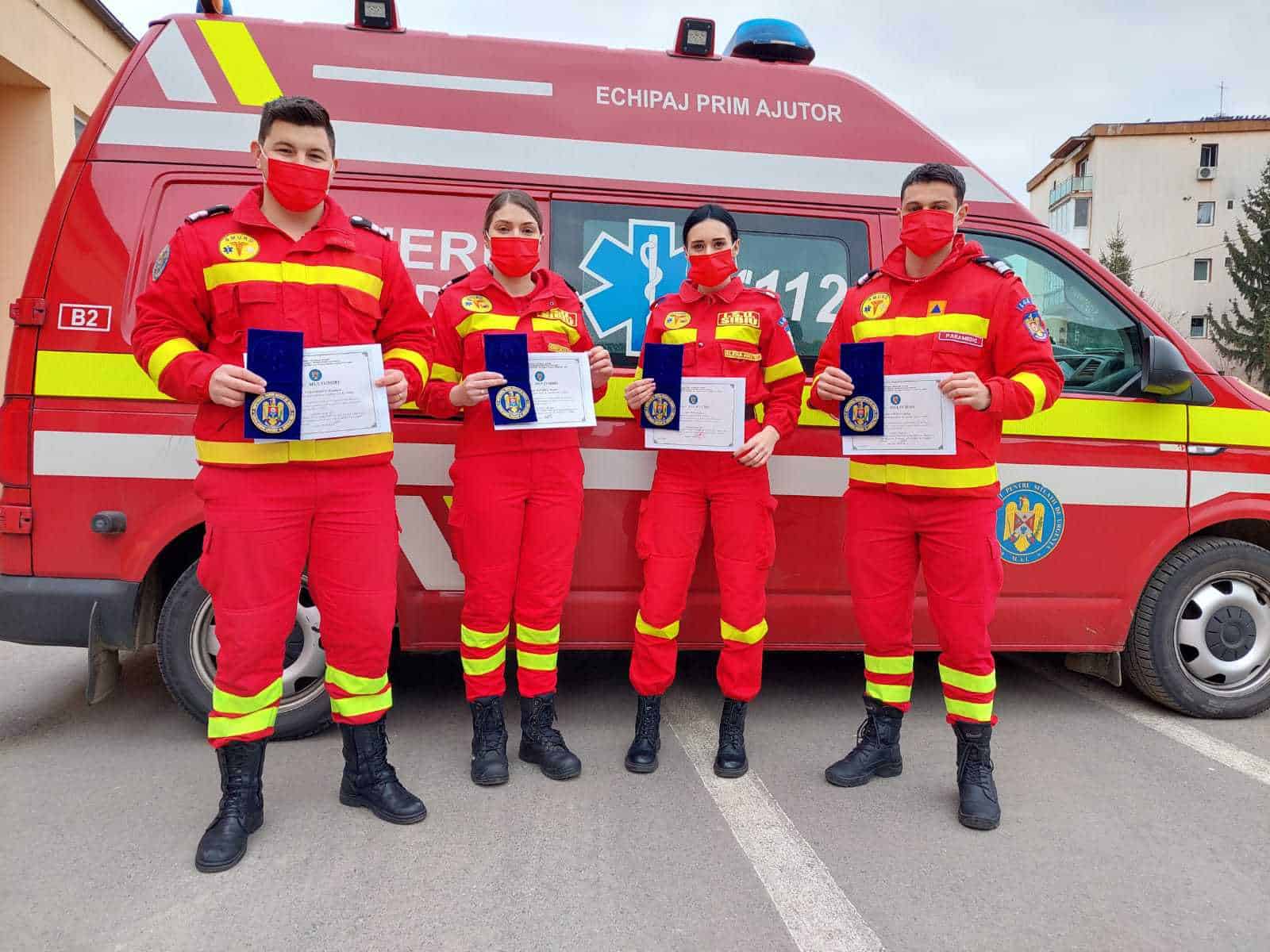 cinste lor - trei paramedici și un voluntar smurd au salvat viața unui sibian inconștient căzut pe stradă