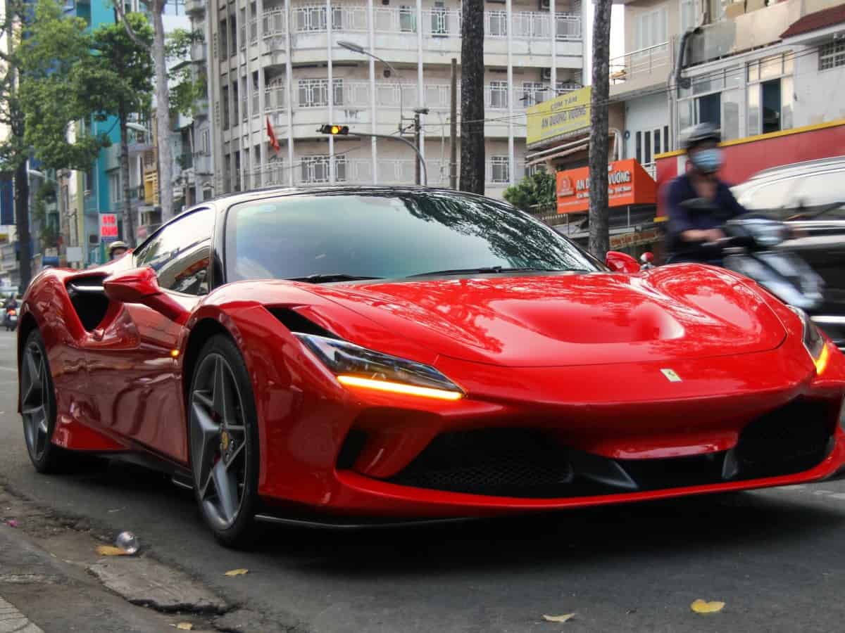 pagubă de trei milioane de euro făcută de un mecanic - a stricat un ferrari