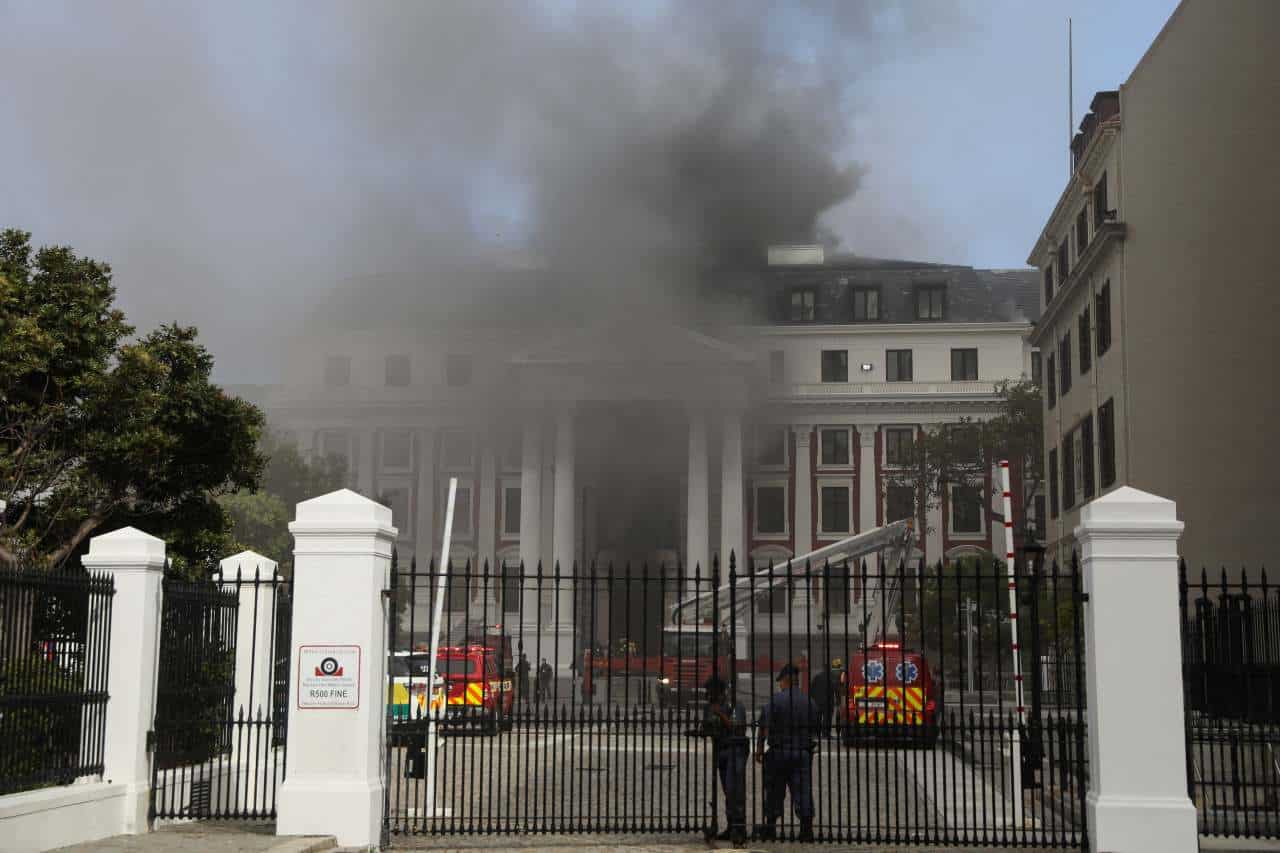 video&foto incendiu de proporții la sediul parlamentului din cape town