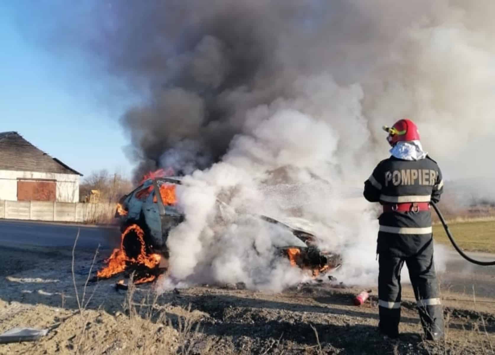 mașină făcută scrum la sadu în urma unui incendiu