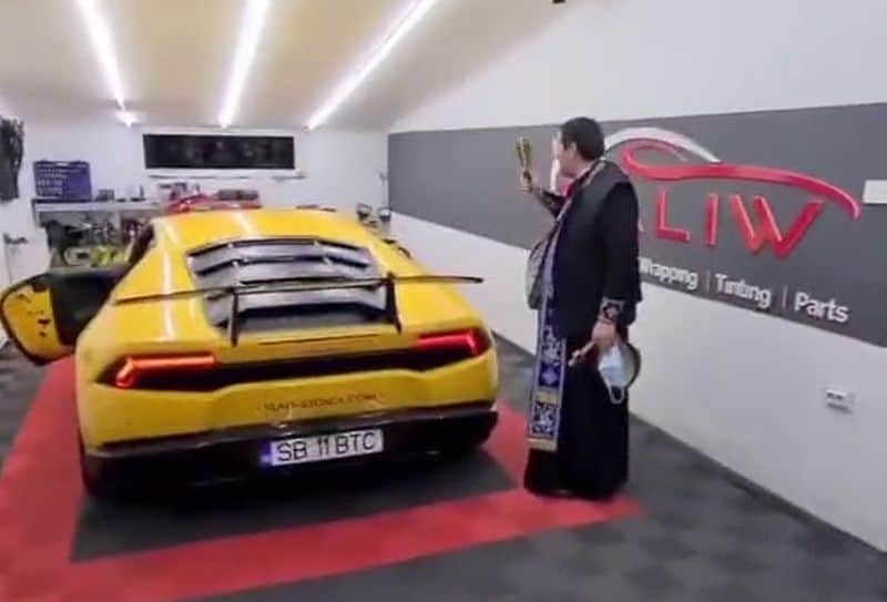 video – lamborghini sființit de un preot la sibiu – ”este o rugăciune specială”